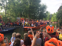 835346 Afbeelding van de aankomst van de boot met speelsters en staf van het Nederlands voetbalelftal op het ...